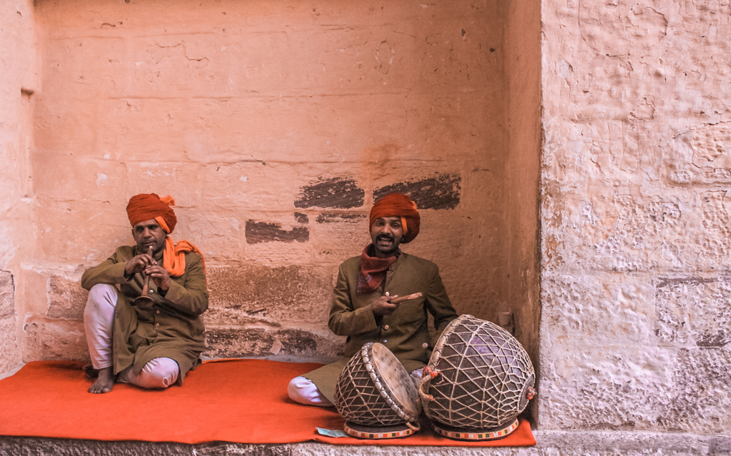 Folk singer outside Mehrangarh Fort in Jodhpur itinerary for 2 days