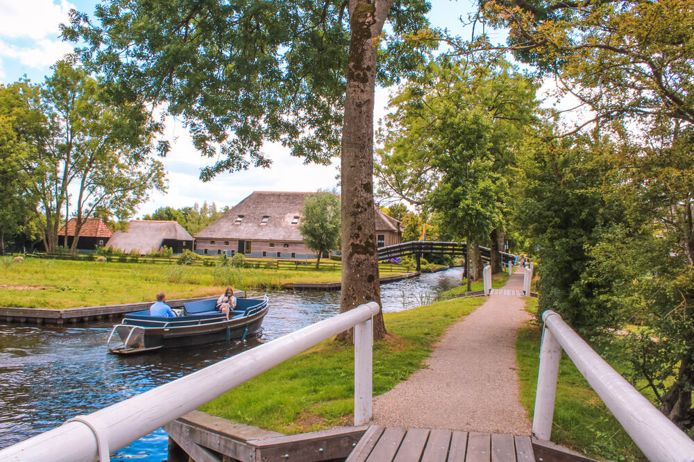 Giethoorn walking tour - One of the best things to do in Giethoorn Village, Netherlands