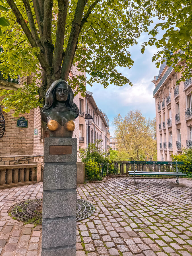 What to do in Montmartre - Visit Buste de Dalida 