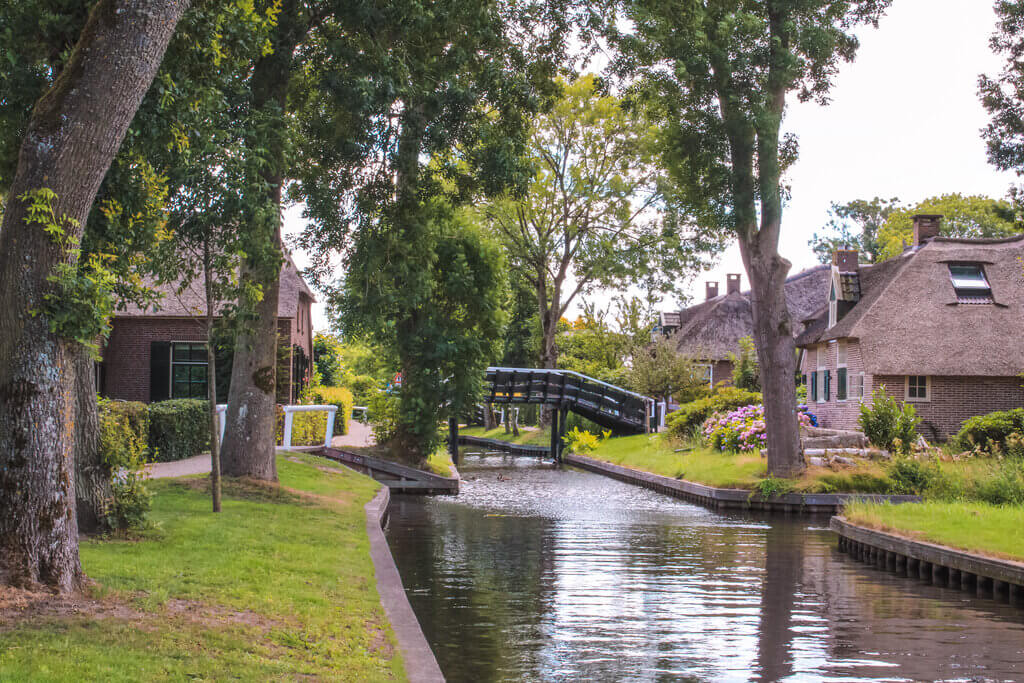 Best Day Trips from Amsterdam by Train and Bus - Giethoorn