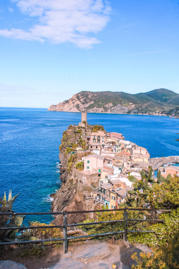 Hiking trail in Cinque Terre - Vernazza to Corniglia hike